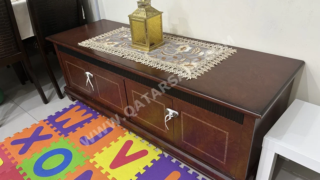 طاولة تلفاز  - بنى