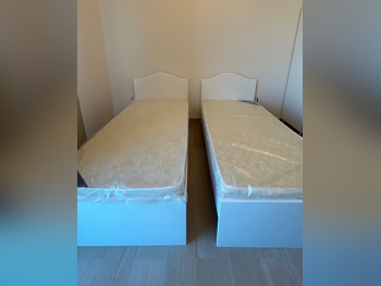 الأسّرة - مزدوج - أبيض - متضمنة المرتبة