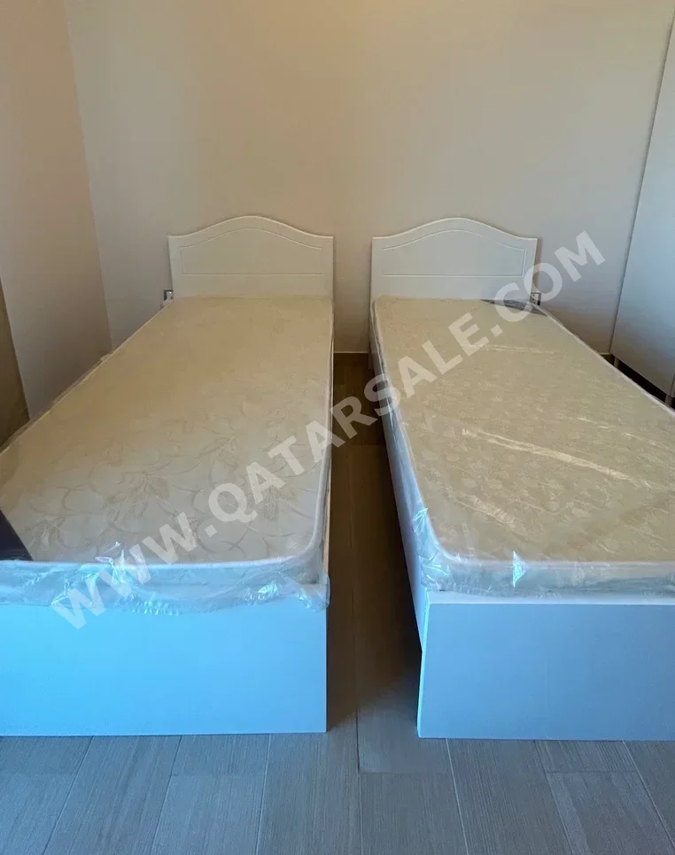 الأسّرة - مزدوج  - أبيض  - متضمنة المرتبة