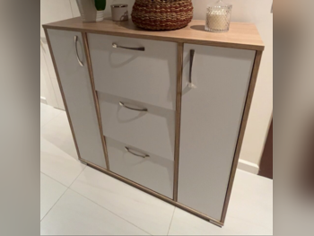 رفوف وخزانات الأحذية