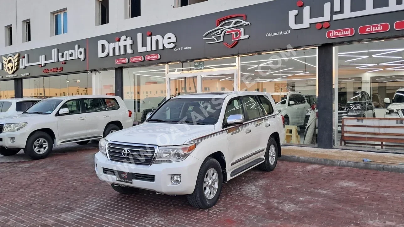 تويوتا  لاند كروزر  جي اكس ار  2013  اوتوماتيك  441,000 كم  8 سلندر  دفع رباعي  اس يو في  أبيض