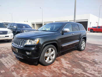 جييب جراند شيروكي لاريدو 2012 اوتوماتيك 156,000 كم 8 سلندر دفع رباعي اس يو في أسود