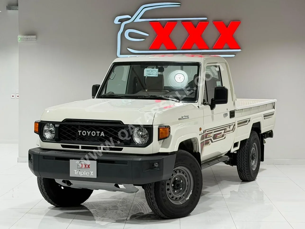 تويوتا لاند كروزر ال اكس 2024 اوتوماتيك 26,000 كم 6 سلندر دفع رباعي بيكب أبيض تحت الضمان