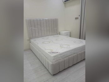 الأسّرة - لايف ستايل  - كوين  - اللون الرمادي  - متضمنة المرتبة  - مع طاولة سرير جانبية