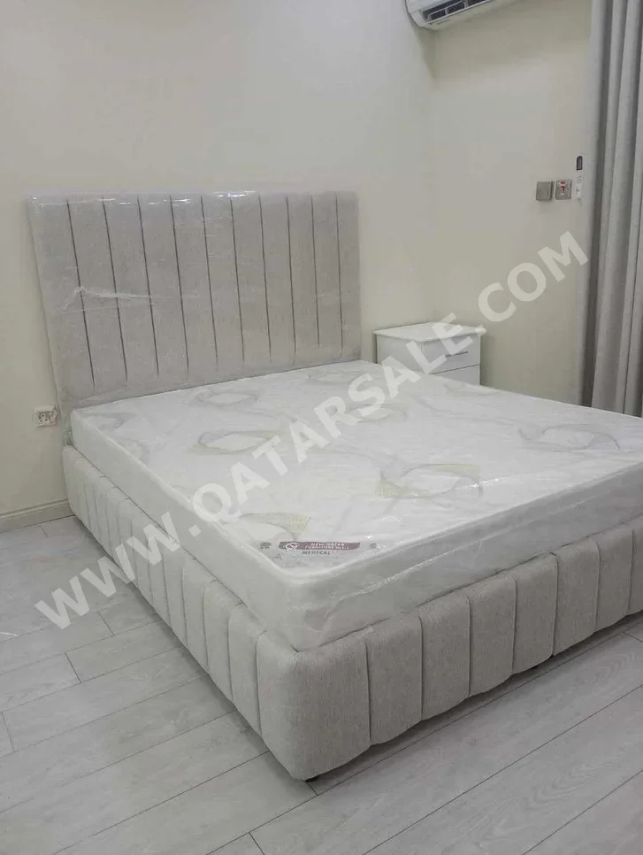 الأسّرة - لايف ستايل  - كوين  - اللون الرمادي  - متضمنة المرتبة  - مع طاولة سرير جانبية