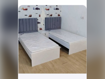 الأسّرة - لايف ستايل  - فردي  - اللون الرمادي  - متضمنة المرتبة  - مع طاولة سرير جانبية