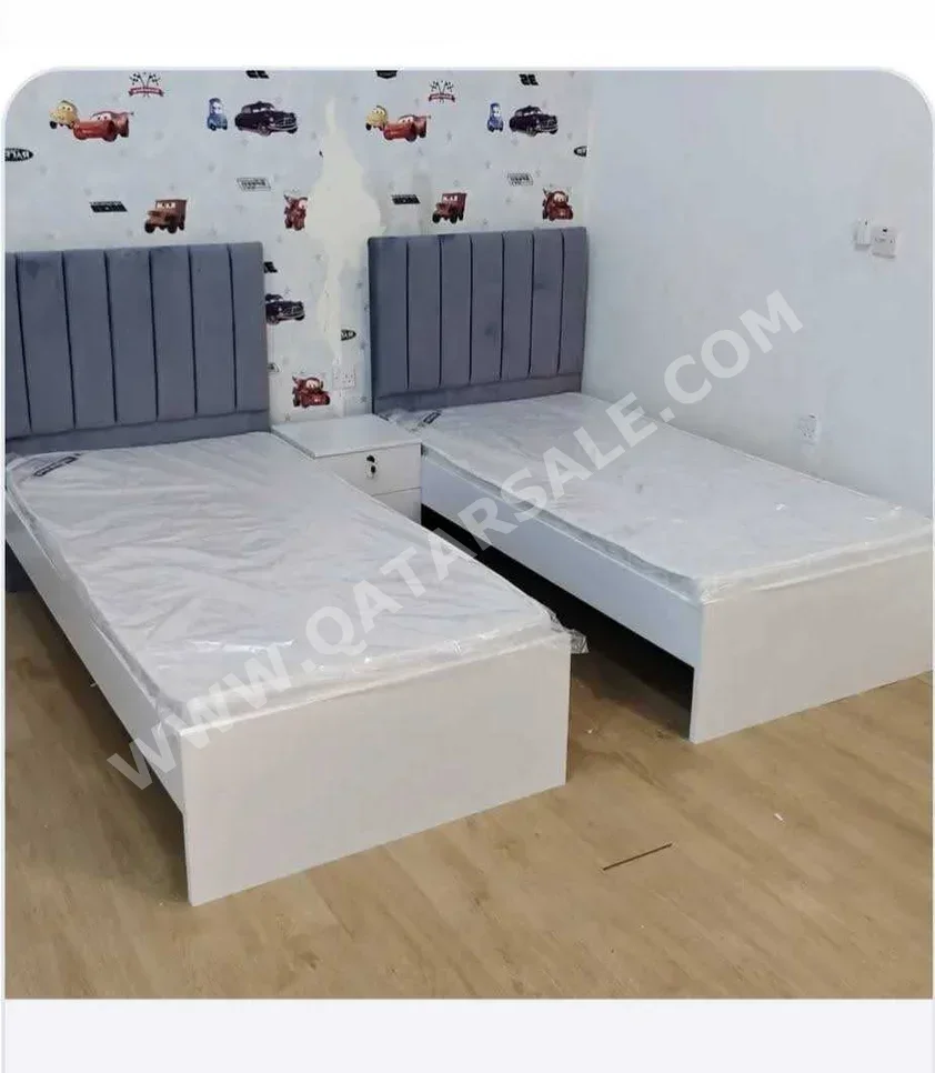 الأسّرة - لايف ستايل - فردي - اللون الرمادي - متضمنة المرتبة - مع طاولة سرير جانبية