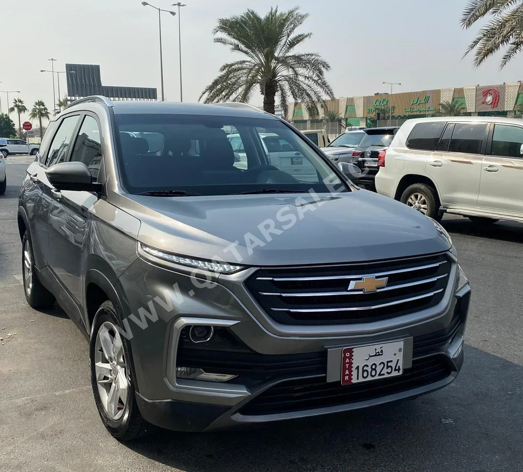 شفروليه كابتيفا 2022 اوتوماتيك 113,000 كم 4 سلندر سحب امامي اس يو في رمادي