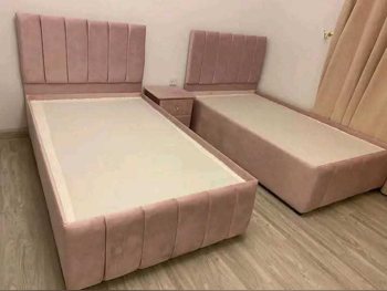 الأسّرة - لايف ستايل  - فردي  - زهري  - مع طاولة سرير جانبية