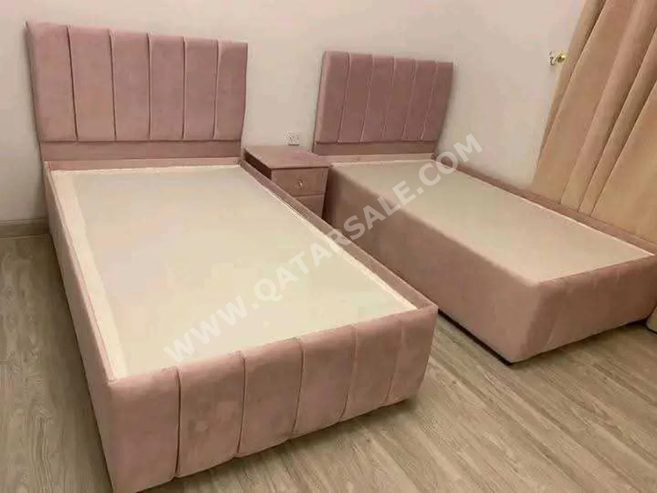 الأسّرة - لايف ستايل  - فردي  - زهري  - مع طاولة سرير جانبية