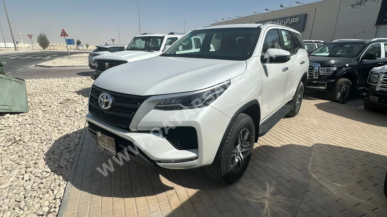 تويوتا  فورشنر  2023  اوتوماتيك  0 كم  4 سلندر  دفع رباعي  اس يو في  أبيض