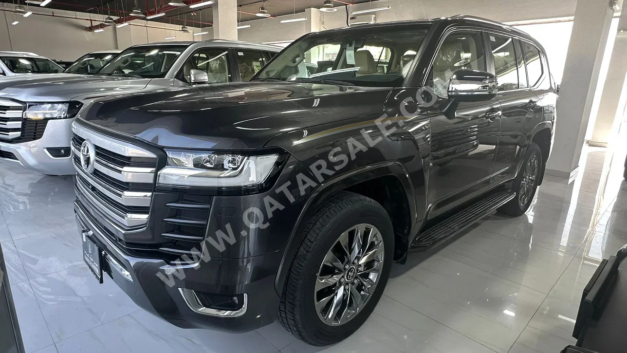 تويوتا  لاند كروزر  في اكس  2023  اوتوماتيك  0 كم  6 سلندر  دفع رباعي  اس يو في  رمادي