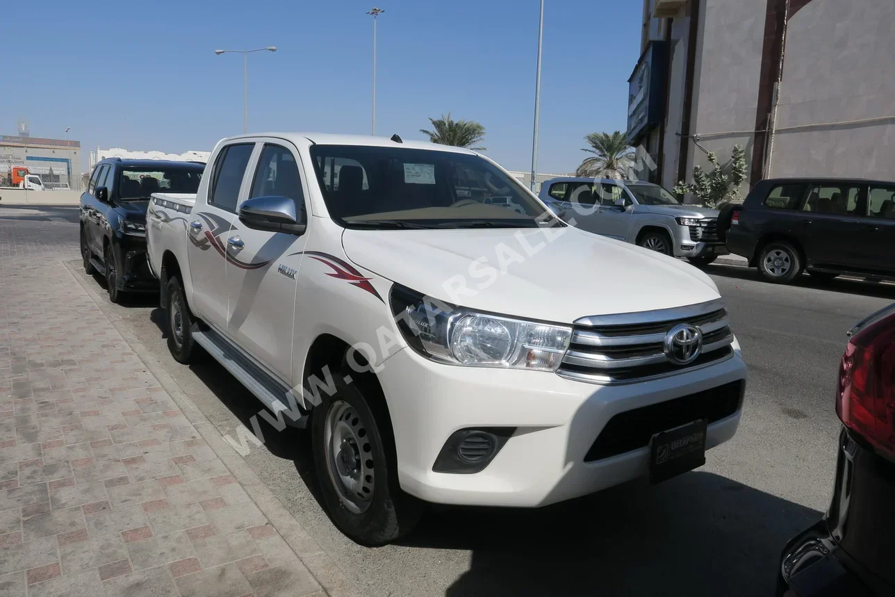 Toyota  Hilux  2025  Automatic  43,000 Km  4 Cylinder  Four Wheel Drive (4WD)  Pick Up  White  With Warranty