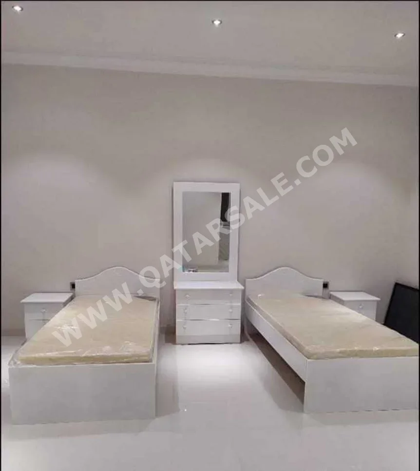 الأسّرة - لايف ستايل  - فردي  - أبيض  - متضمنة المرتبة  - مع طاولة سرير جانبية