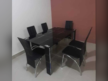 طاولة طعام مع كراسي  - أسود