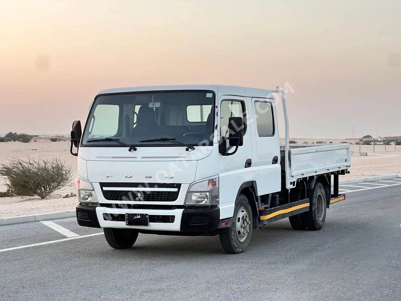 ميتسوبيشي  فوزو كنتر  2020  عادي  214,000 كم  4 سلندر  دفع خلفي  بيكب  أبيض