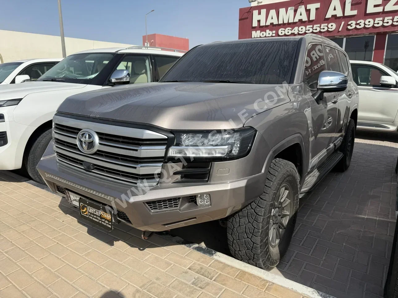 تويوتا  لاند كروزر  جي اكس ار توين توربو  2023  اوتوماتيك  100,000 كم  6 سلندر  دفع رباعي  اس يو في  ذهبي