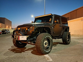 جييب  رانجلار  سبورت  2014  اوتوماتيك  120,000 كم  6 سلندر  دفع رباعي  اس يو في  اسود مطفي