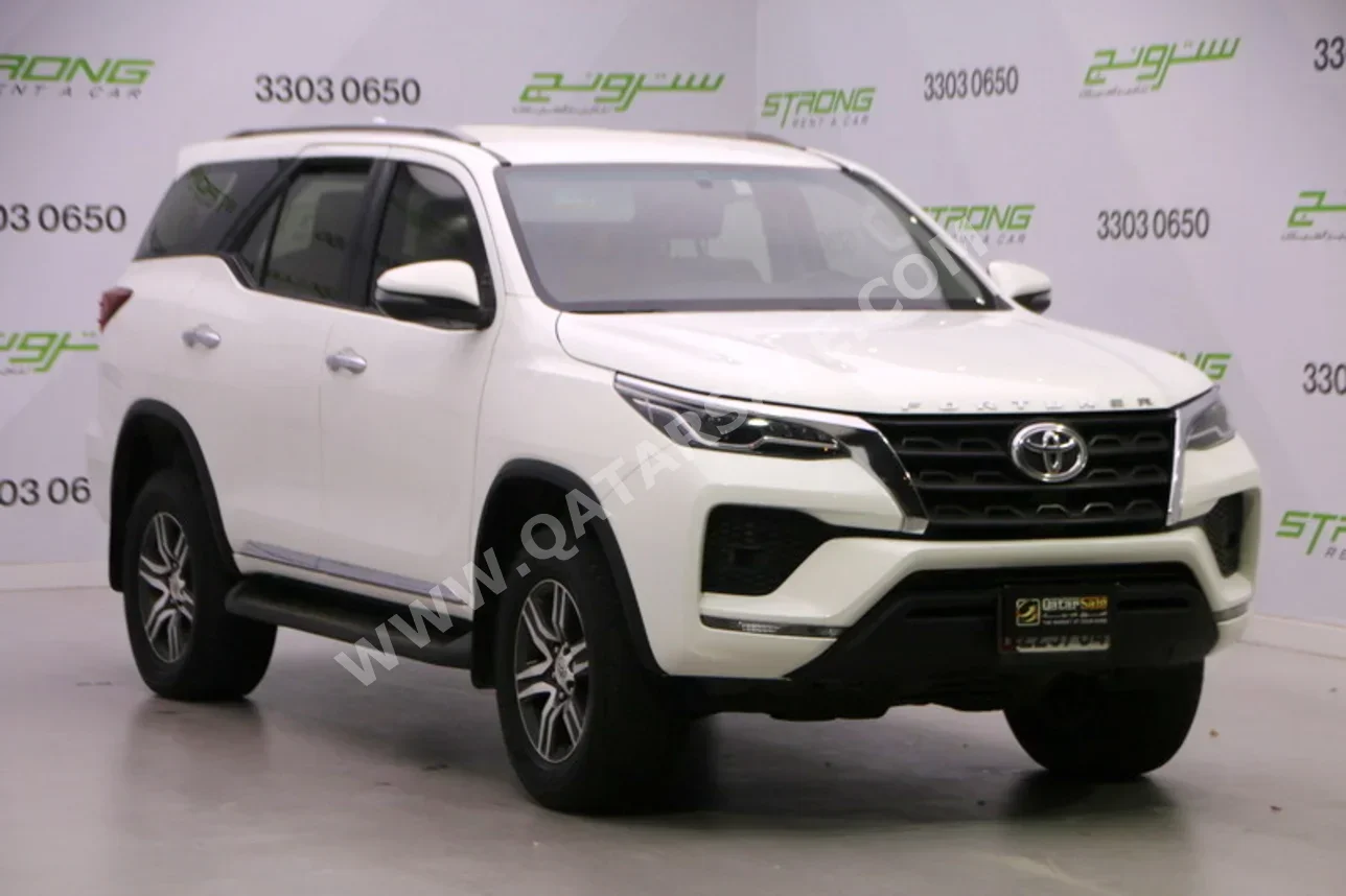 تويوتا  فورشنر  2021  اوتوماتيك  120,000 كم  6 سلندر  دفع رباعي  اس يو في  أبيض