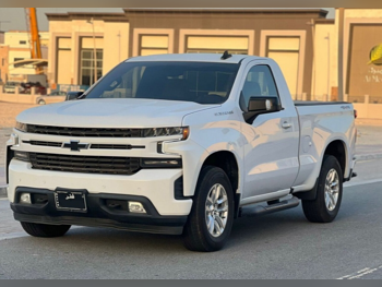 شفروليه سلفرادو ار اس تي 2019 اوتوماتيك 190,000 كم 8 سلندر دفع رباعي بيكب أبيض