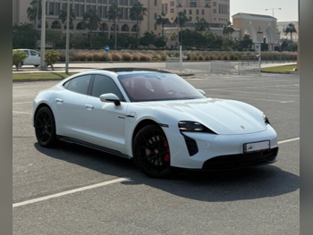 بورش  تايكن  جي تي اس  2022  اوتوماتيك  43,000 كم  0 سلندر  دفع خلفي  سيدان  أبيض  تحت الضمان