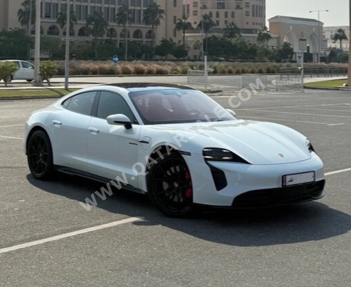 بورش تايكن جي تي اس 2022 اوتوماتيك 43,000 كم 0 سلندر دفع خلفي سيدان أبيض تحت الضمان