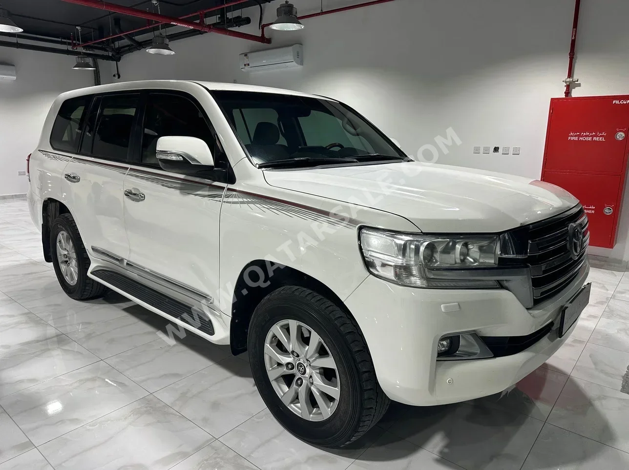 تويوتا لاند كروزر جي اكس ار 2018 اوتوماتيك 300,000 كم 8 سلندر دفع رباعي اس يو في أبيض