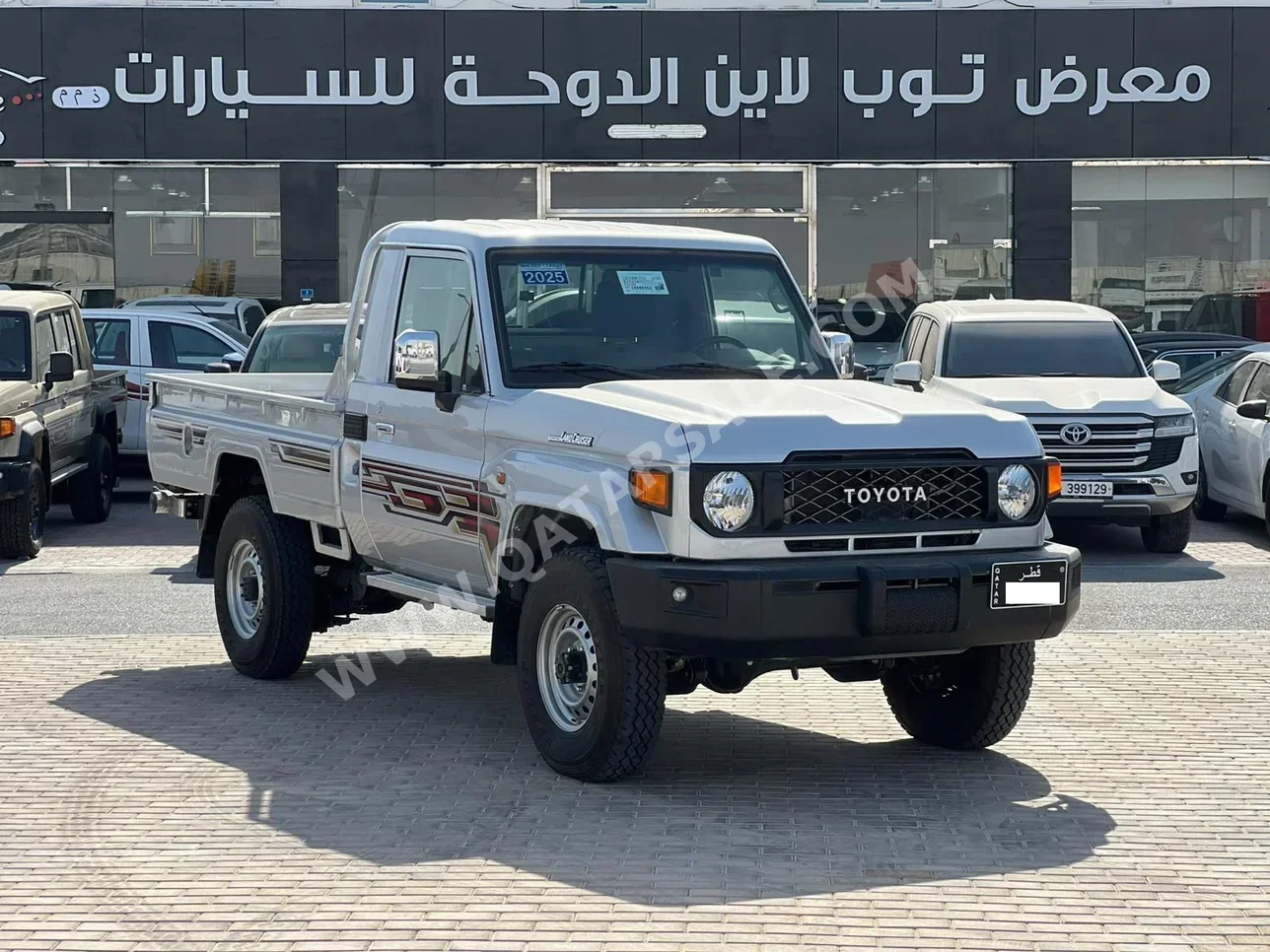 تويوتا لاند كروزر ال اكس 2023 عادي 38,000 كم 6 سلندر دفع رباعي بيكب فضي تحت الضمان