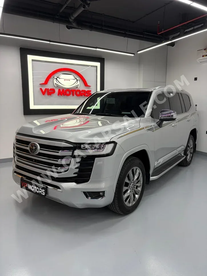 تويوتا  لاند كروزر  في اكس ار  2024  اوتوماتيك  7,000 كم  8 سلندر  دفع رباعي  اس يو في  فضي  تحت الضمان