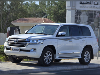 Toyota  Land Cruiser  VXR  2016  Automatic  290,000 Km  8 Cylinder  Four Wheel Drive (4WD)  SUV  White