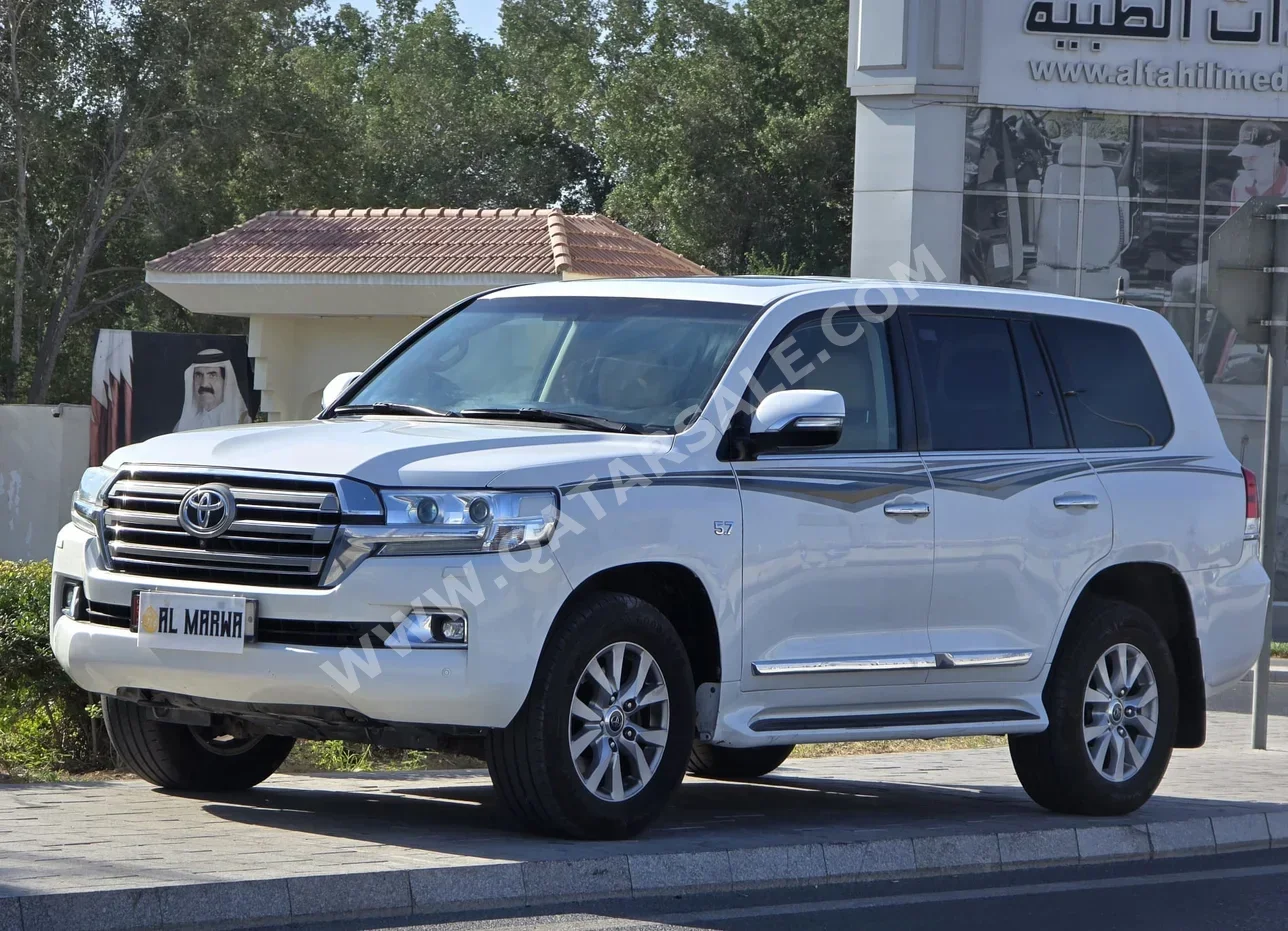 تويوتا  لاند كروزر  في اكس ار  2016  اوتوماتيك  290,000 كم  8 سلندر  دفع رباعي  اس يو في  أبيض