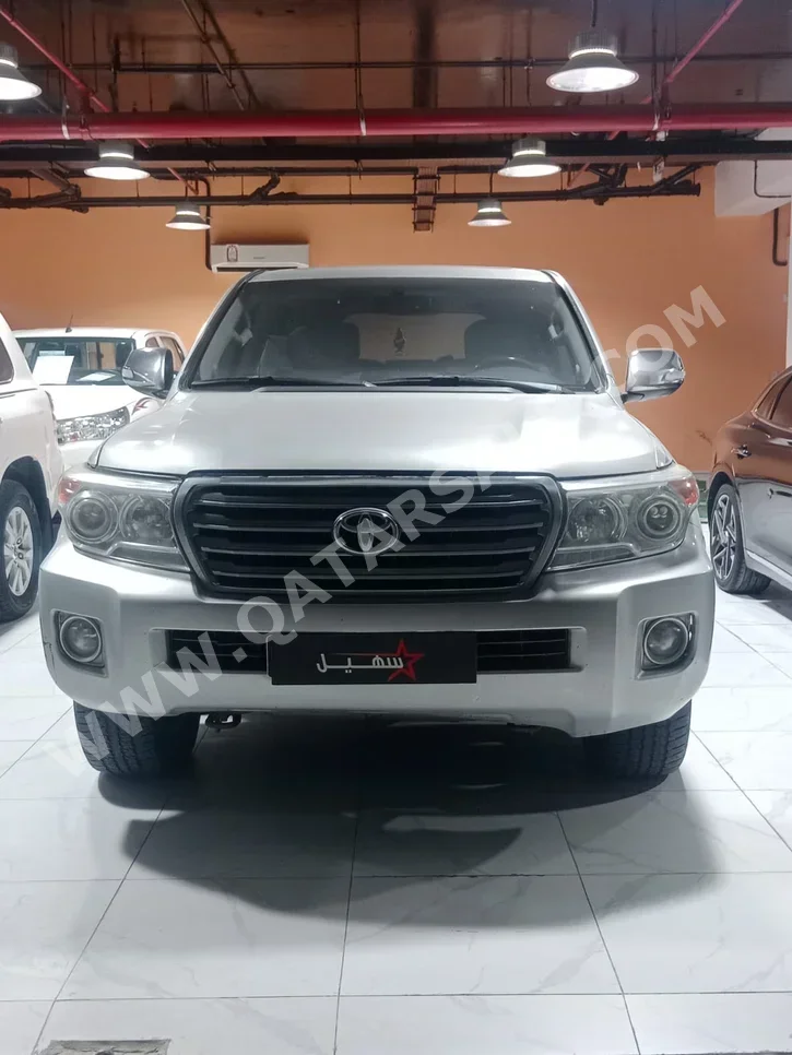 تويوتا  لاند كروزر  في اكس ار  2012  اوتوماتيك  316,000 كم  8 سلندر  دفع رباعي  اس يو في  فضي