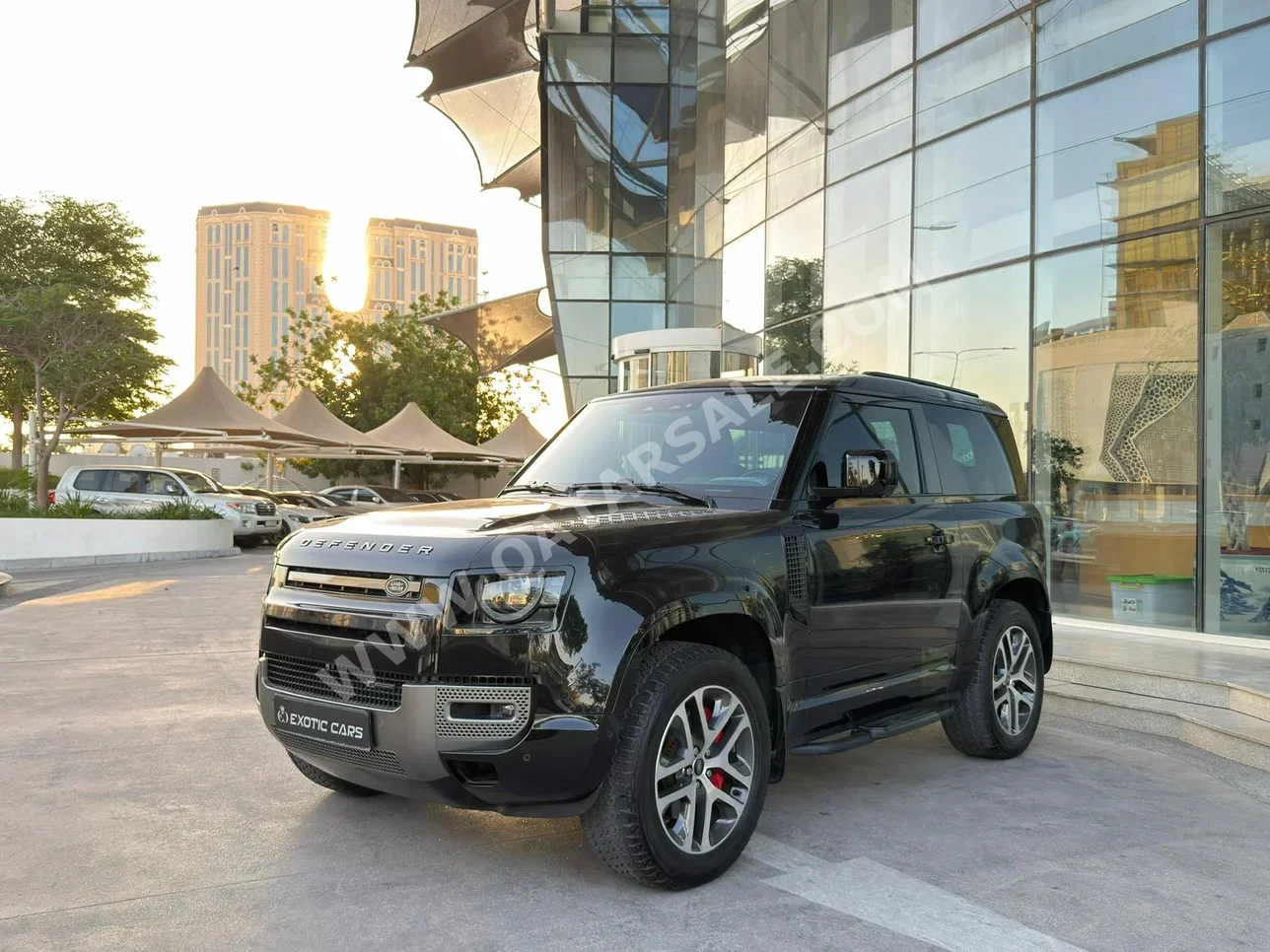 لاند روفر ديفيندر 90 اكس داينميك 2023 اوتوماتيك 41,000 كم 6 سلندر دفع رباعي اس يو في أسود تحت الضمان