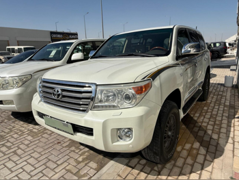 تويوتا  لاند كروزر  في اكس ار  2013  اوتوماتيك  400,000 كم  8 سلندر  دفع رباعي  اس يو في  أبيض