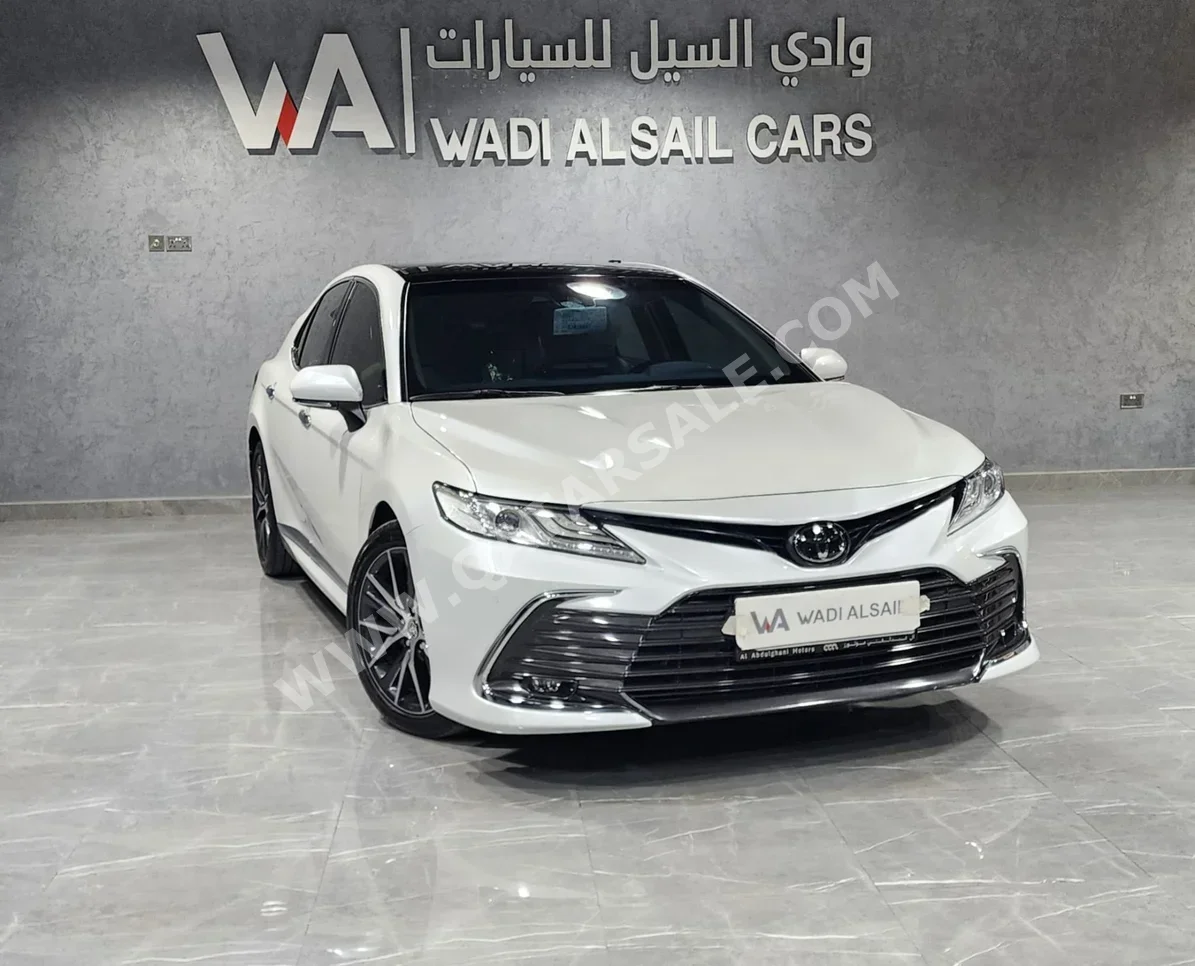 تويوتا كامري ليمتد 2024 اوتوماتيك 25,000 كم 6 سلندر سحب امامي سيدان أبيض تحت الضمان