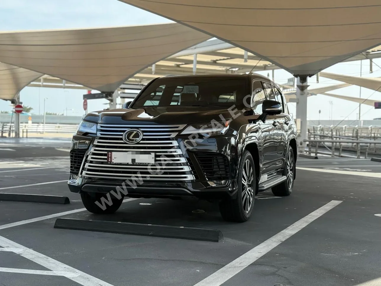لكزس ال اكس 600 لكجري 6 سلندر إس يو في 2 في 4 أسود 2025
