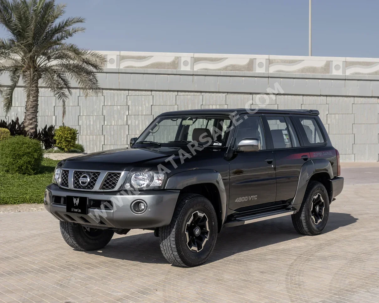 نيسان باترول سوبر سفاري 2022 اوتوماتيك 79,000 كم 6 سلندر دفع رباعي اس يو في أسود