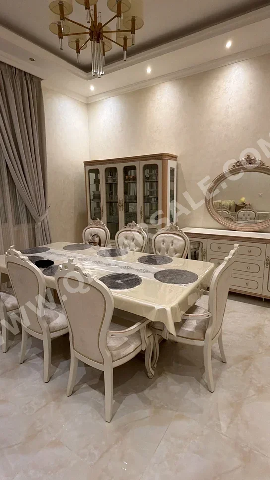 طاولة طعام مع كراسي وبوفيه - اللون البيج