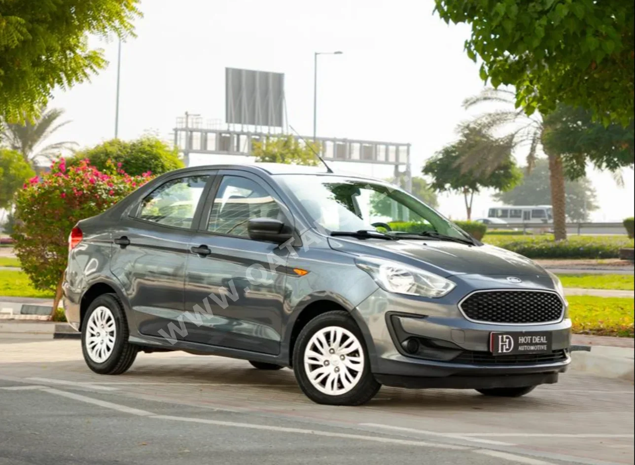 فورد فيجو 2021 اوتوماتيك 87,000 كم 3 سلندر سحب امامي هاتشباك رمادي