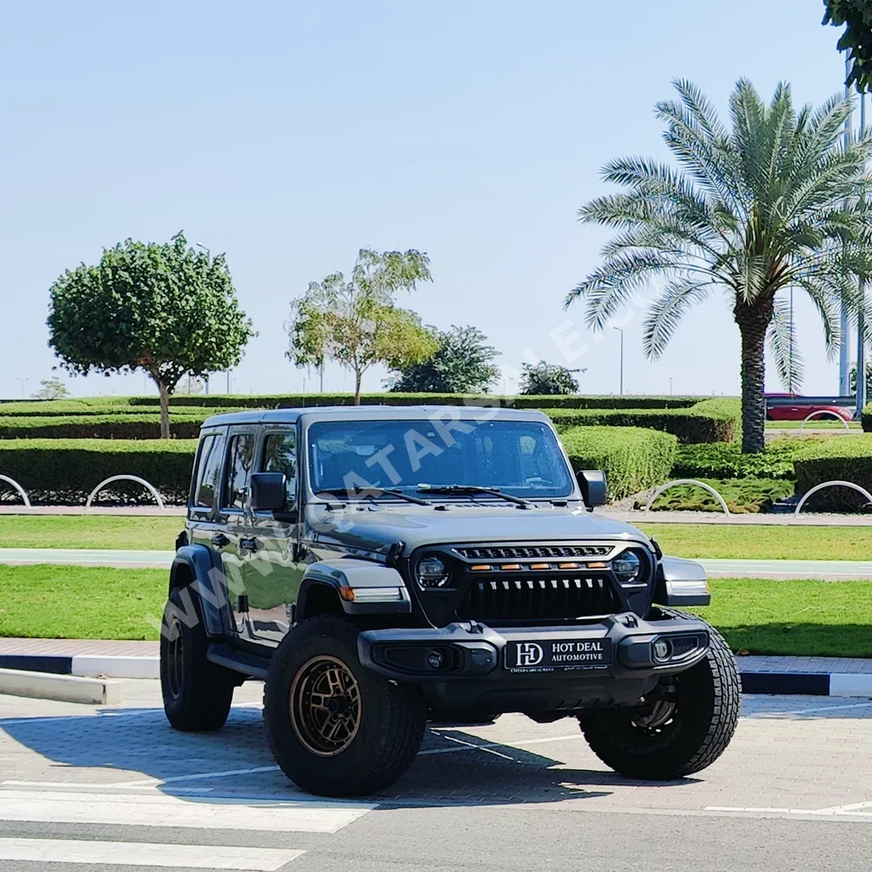 جييب رانجلار نايت ايغل 2020 اوتوماتيك 194,000 كم 6 سلندر دفع رباعي اس يو في رمادي