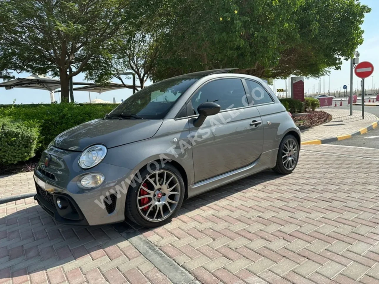 فيات 695 ابارث 2023 اوتوماتيك 19,000 كم 4 سلندر سحب امامي هاتشباك رمادي تحت الضمان