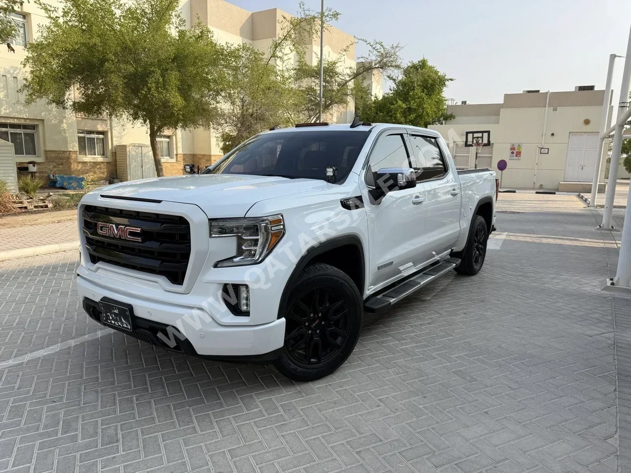 جي ام سي سييرا اليفيشن 2022 اوتوماتيك 119,000 كم 8 سلندر دفع رباعي بيكب أبيض