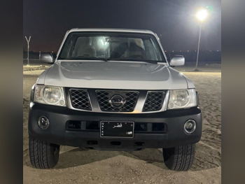 نيسان بيك أب 2018 عادي 215,000 كم 6 سلندر دفع رباعي بيكب أبيض