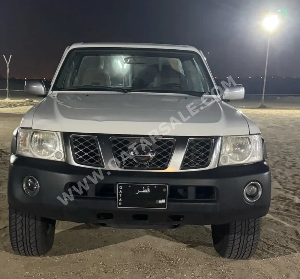 نيسان  بيك أب  2018  عادي  215,000 كم  6 سلندر  دفع رباعي  بيكب  أبيض