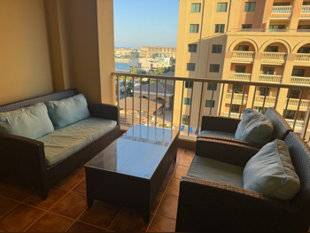 أثاث اخارجي - بنى  - طاولة مع كراسي  -عدد المقاعد 3