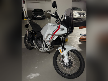 دوكاتي  دزيرت اكس -  2023 - اللون ابيض -  الضمان