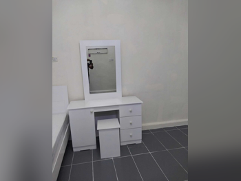 خزائن ودواليب الملابس والزينة - دوحة فيرنيتشر  - طاولة زينة ، مرآة ، كرسي و وحدتا رفوف  - أبيض