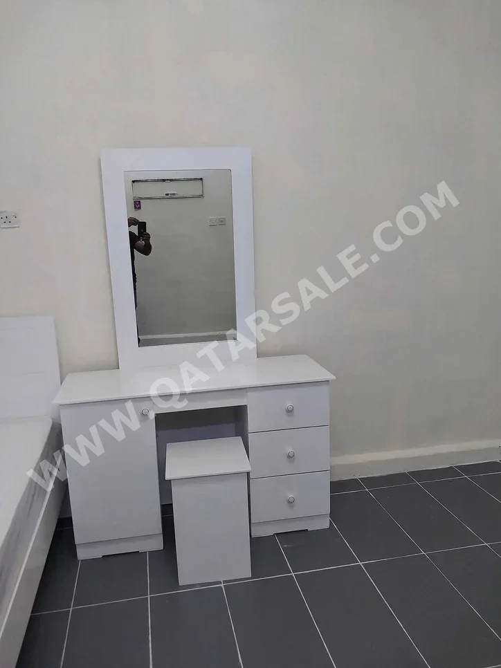 خزائن ودواليب الملابس والزينة - دوحة فيرنيتشر  - طاولة زينة ، مرآة ، كرسي و وحدتا رفوف  - أبيض