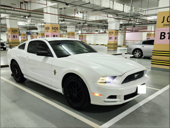 فورد  موستانغ  2014  اوتوماتيك  226,000 كم  6 سلندر  دفع خلفي  كوبيه \ سبورت  أبيض