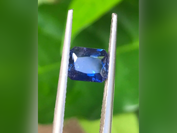 أحجار كريمة الياقوت الأزرق  باقة أنيقة خاصة  1 قيراط  وسادة